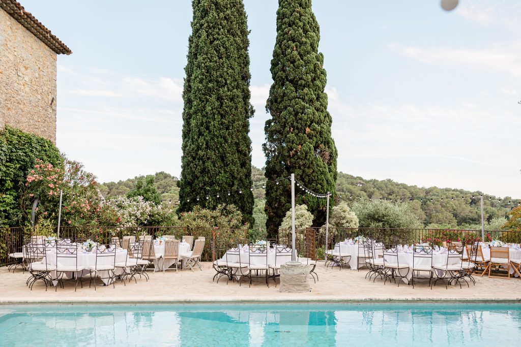 Table mariage autour de la piscine