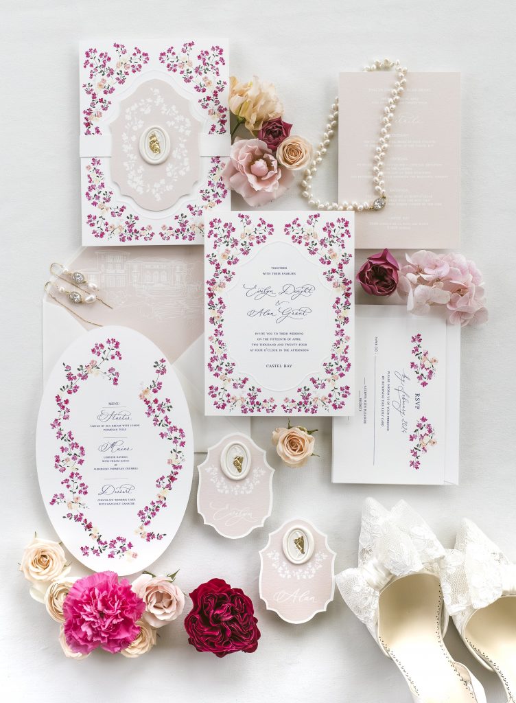 Flatlay cartons invitations et détails du mariage