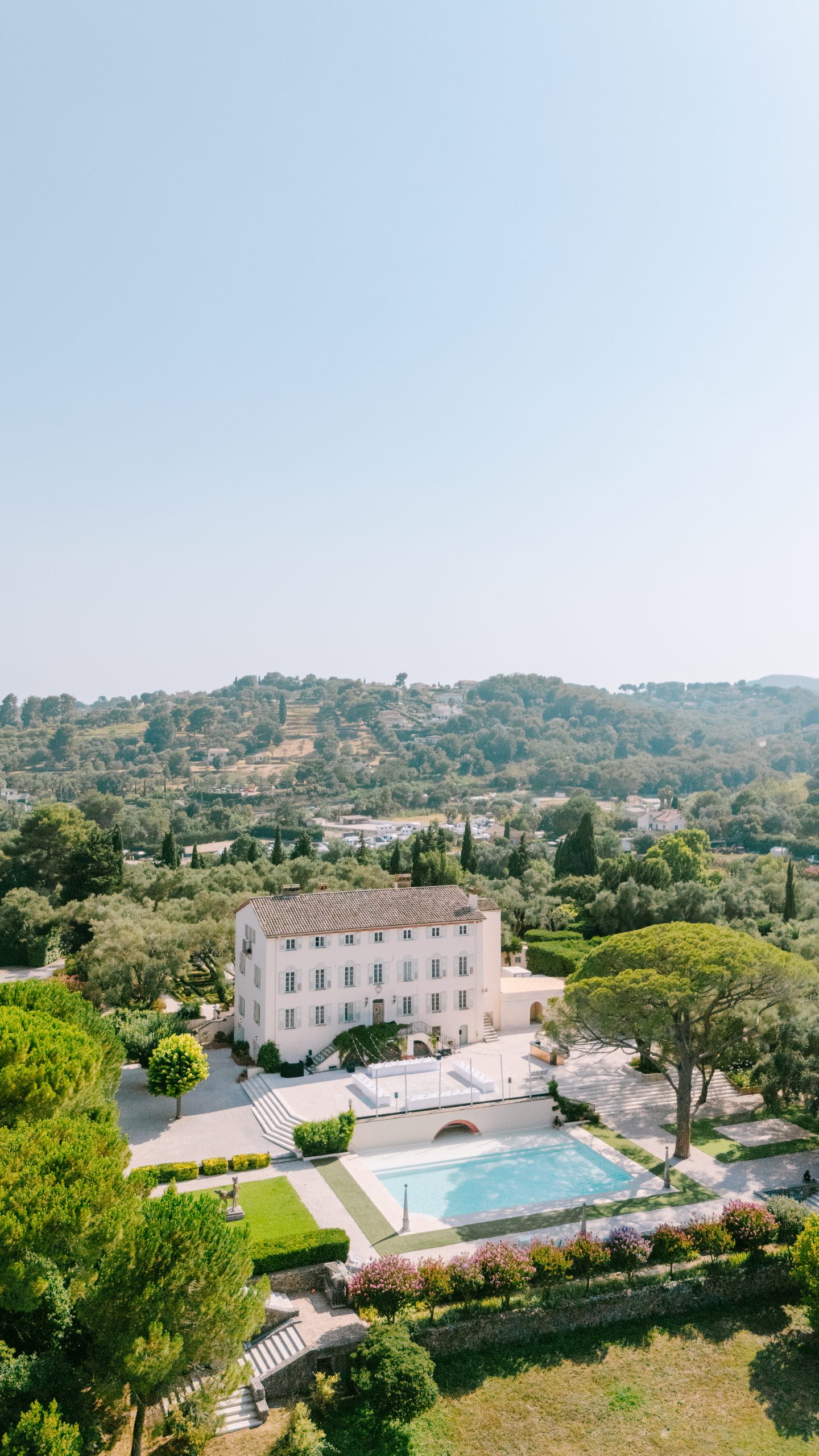 Elevated view of La Bastide du Roy and its gardens in Antibes, a wedding venue on the French Riviera. Copier